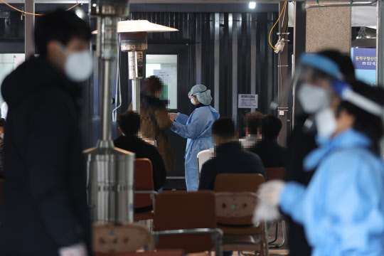 코로나19 신규 확진자가 600명대를 기록한 6일 오후 서울 동작구 보건소에 마련된 선별진료소에서 검사를 받으러 온 시민들이 대기하고 있다.  연합뉴스